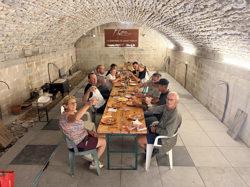 À table, dans la cave voûtée