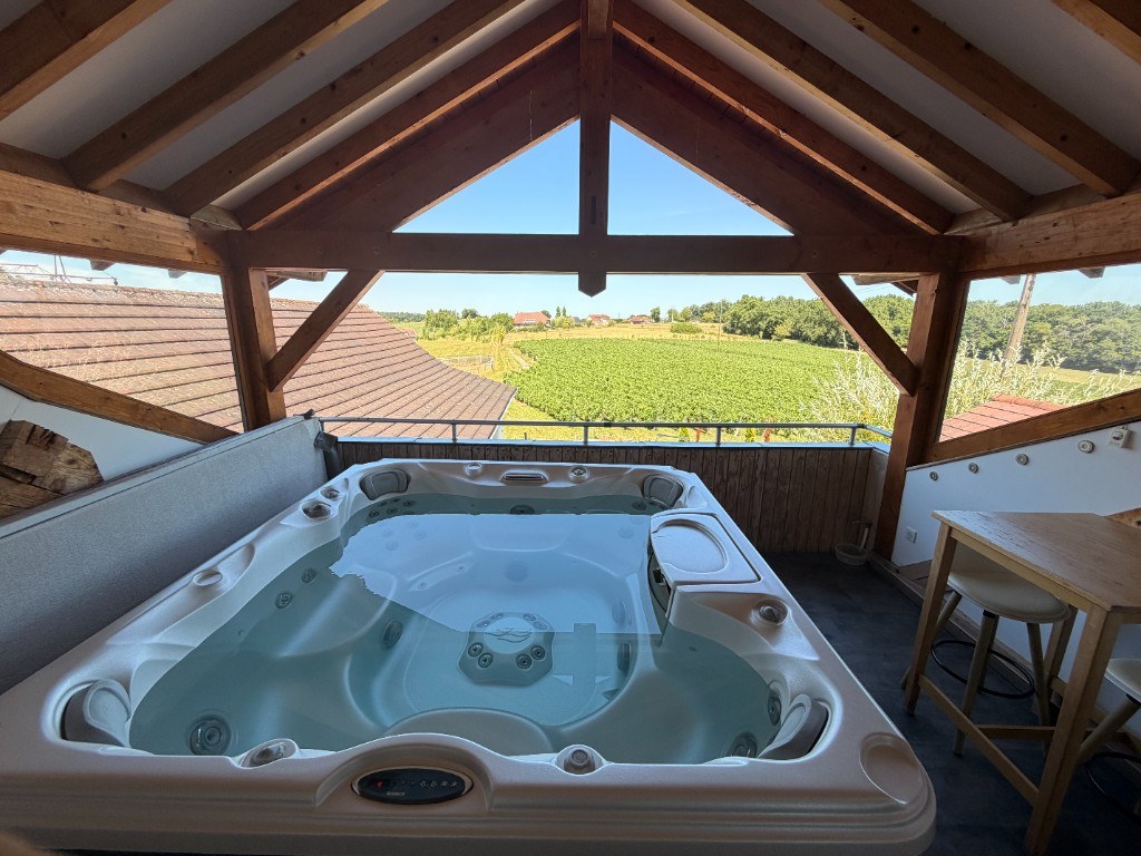 Spa privatif 6 places sur terrasse couverte avec vue sur le vignoble